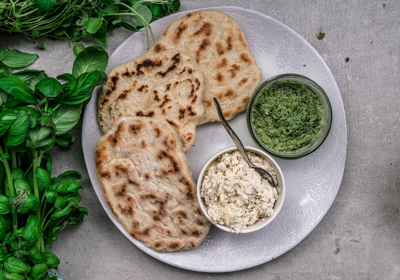 Pika Naan-leipäset ja hernepesto